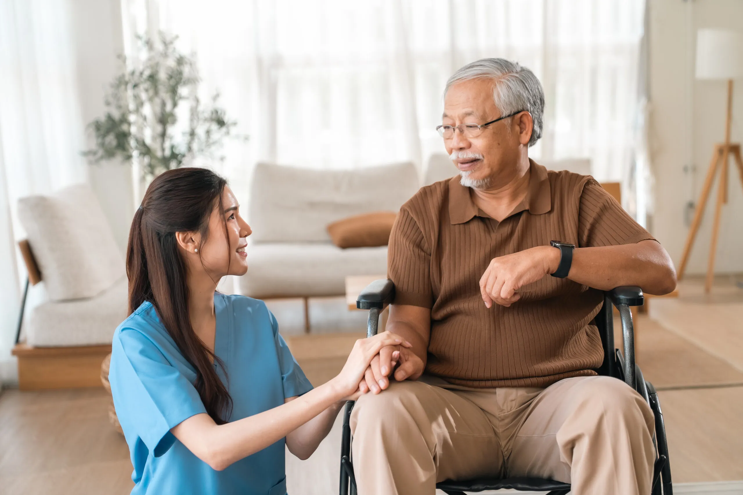 Alzheimer's home care Northwood, FL caregiver assisting senior with memory support
